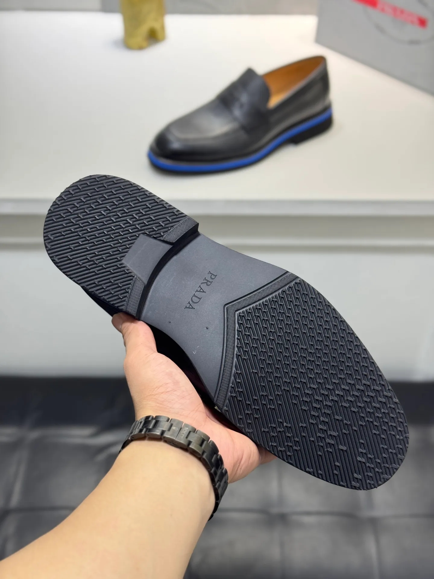Men's shoes 💰520 💰PRADA*——◾ Prada~Thick-soled men's shoes, original single-level perfect boutique, brogue style men's formal casual leather shoes, luxurious materials, imported cowhide, with water-dyed cowhide lining, 4.5cm increased PU foam lightweight outsole, perfectly restore the original classic, purchase the original 1:1 accurate replica, welcome all comparisons 🆚, the design is full of modernity, versatile and fashionable urban men! Size: 39-44 (38.45.46.47. Customized)